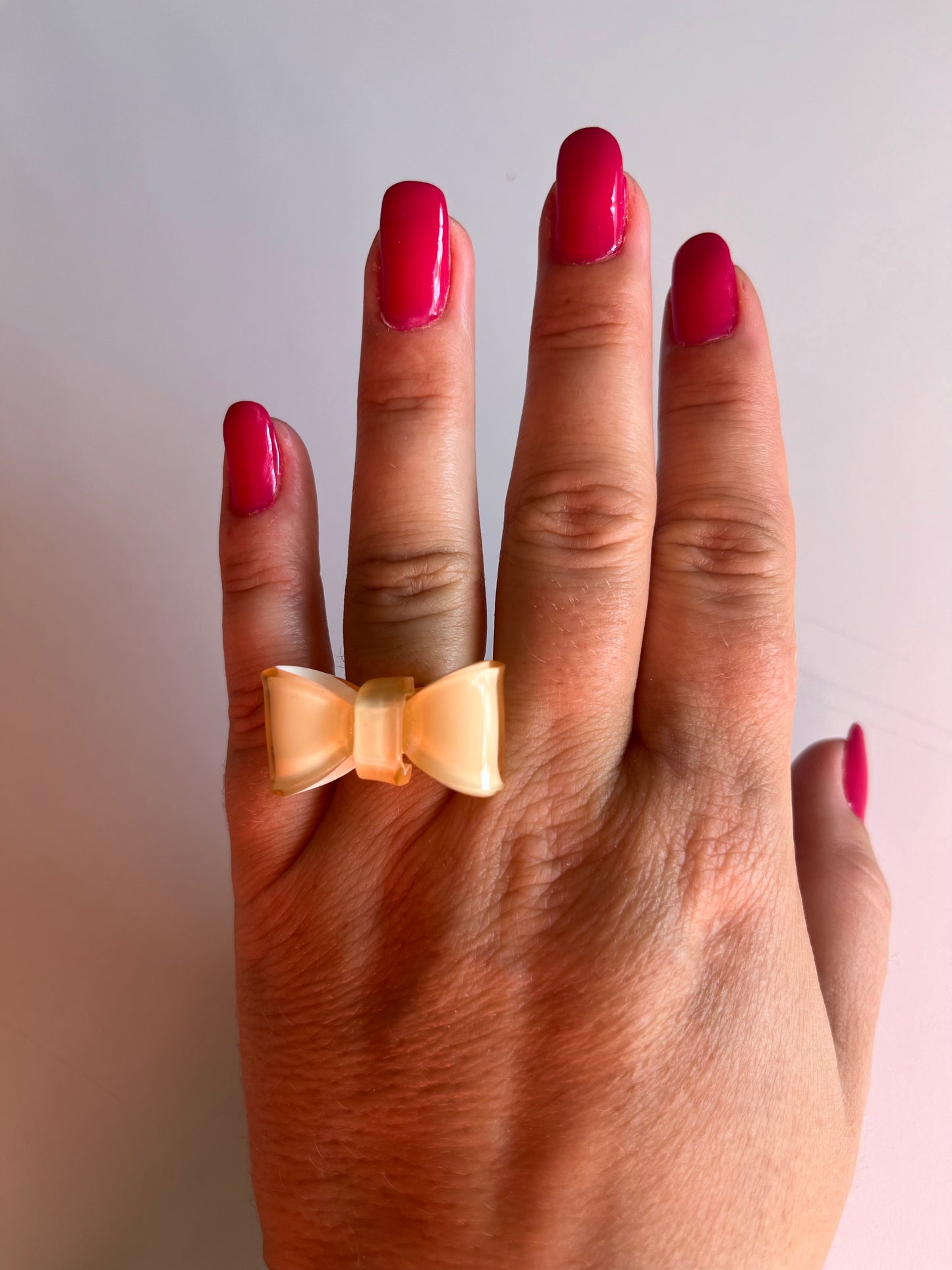 Sandfarvet sløjfe ring