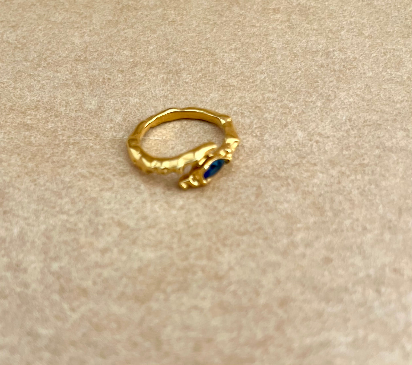 Åben ring med blå sten