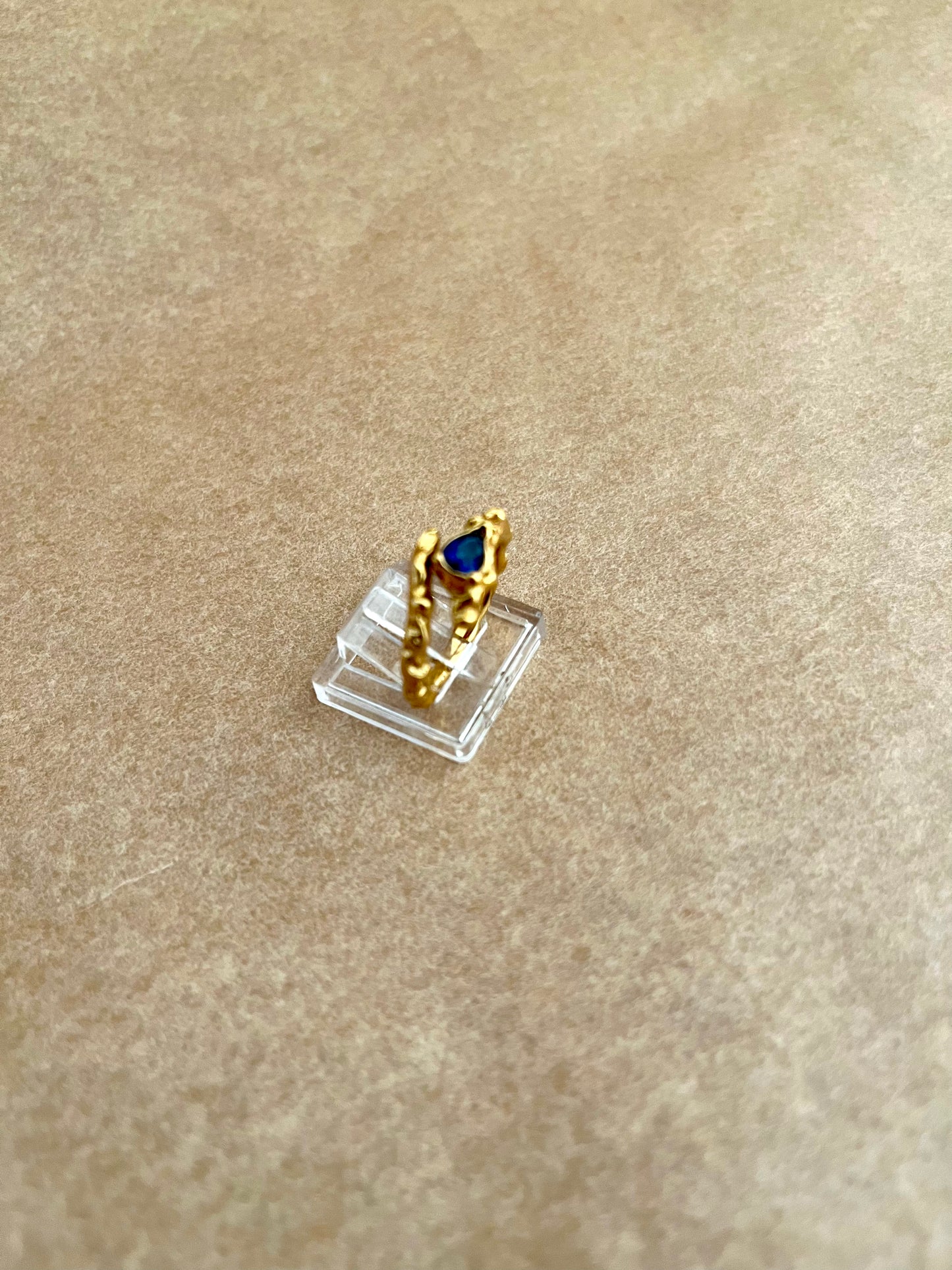 Åben ring med blå sten