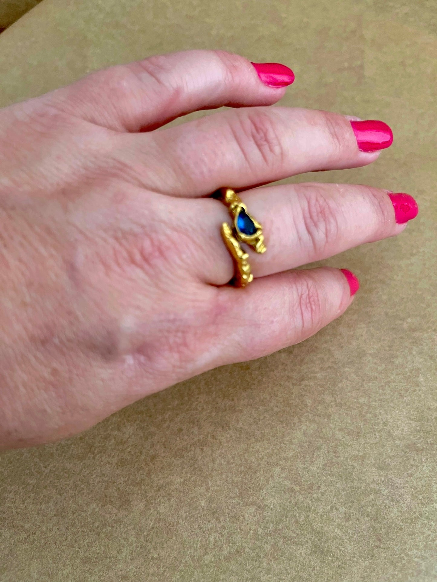 Åben ring med blå sten