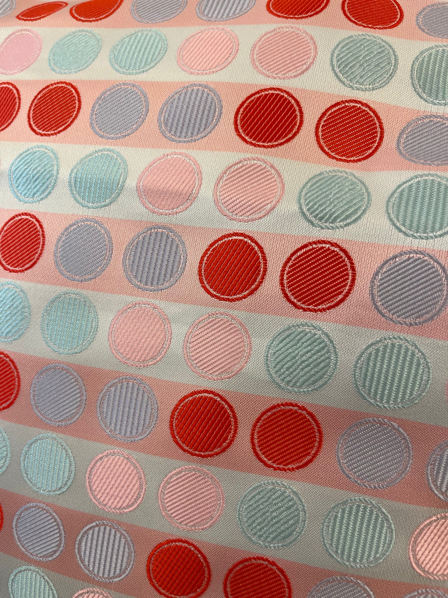 Pude med prikker i rød, lyserød og blå