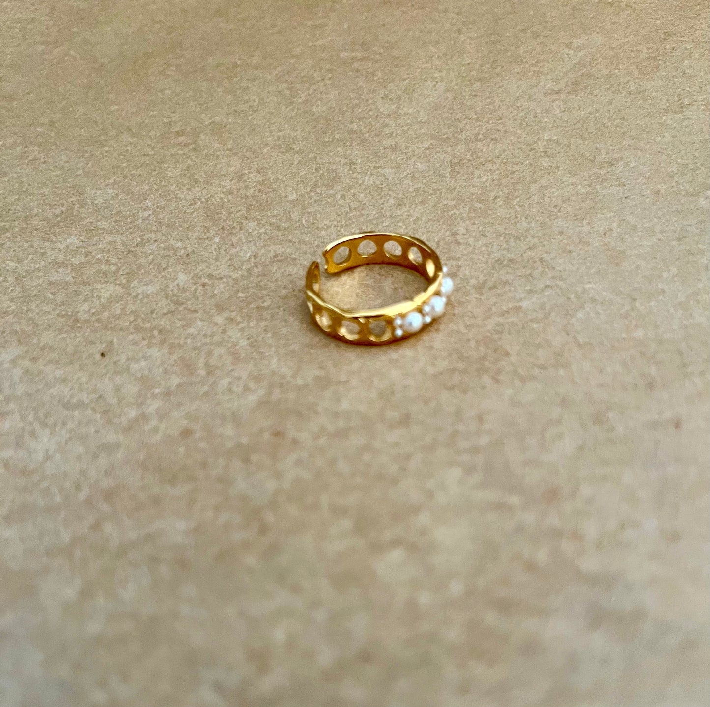 Justerbar ring med perler