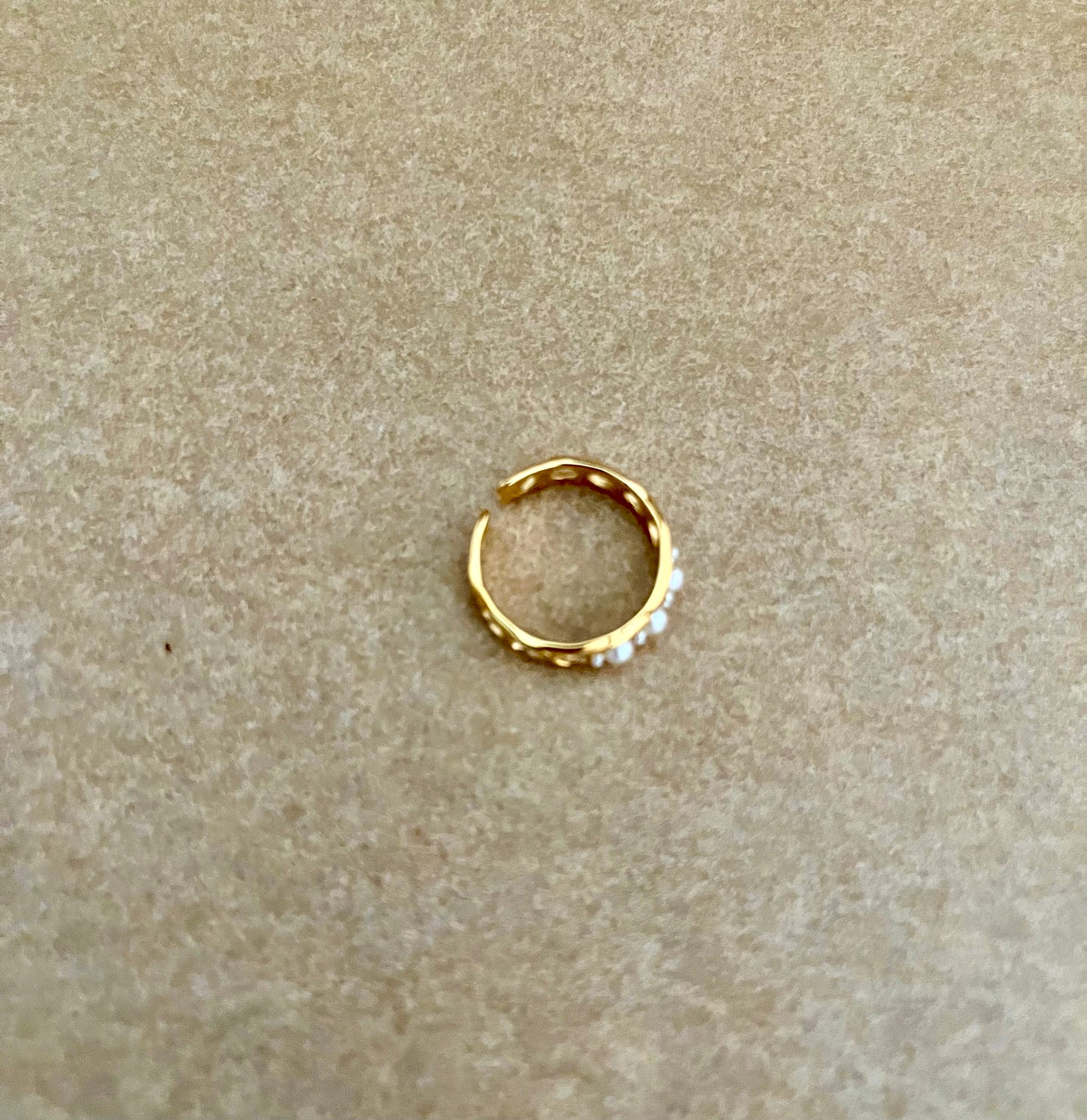 Justerbar ring med perler