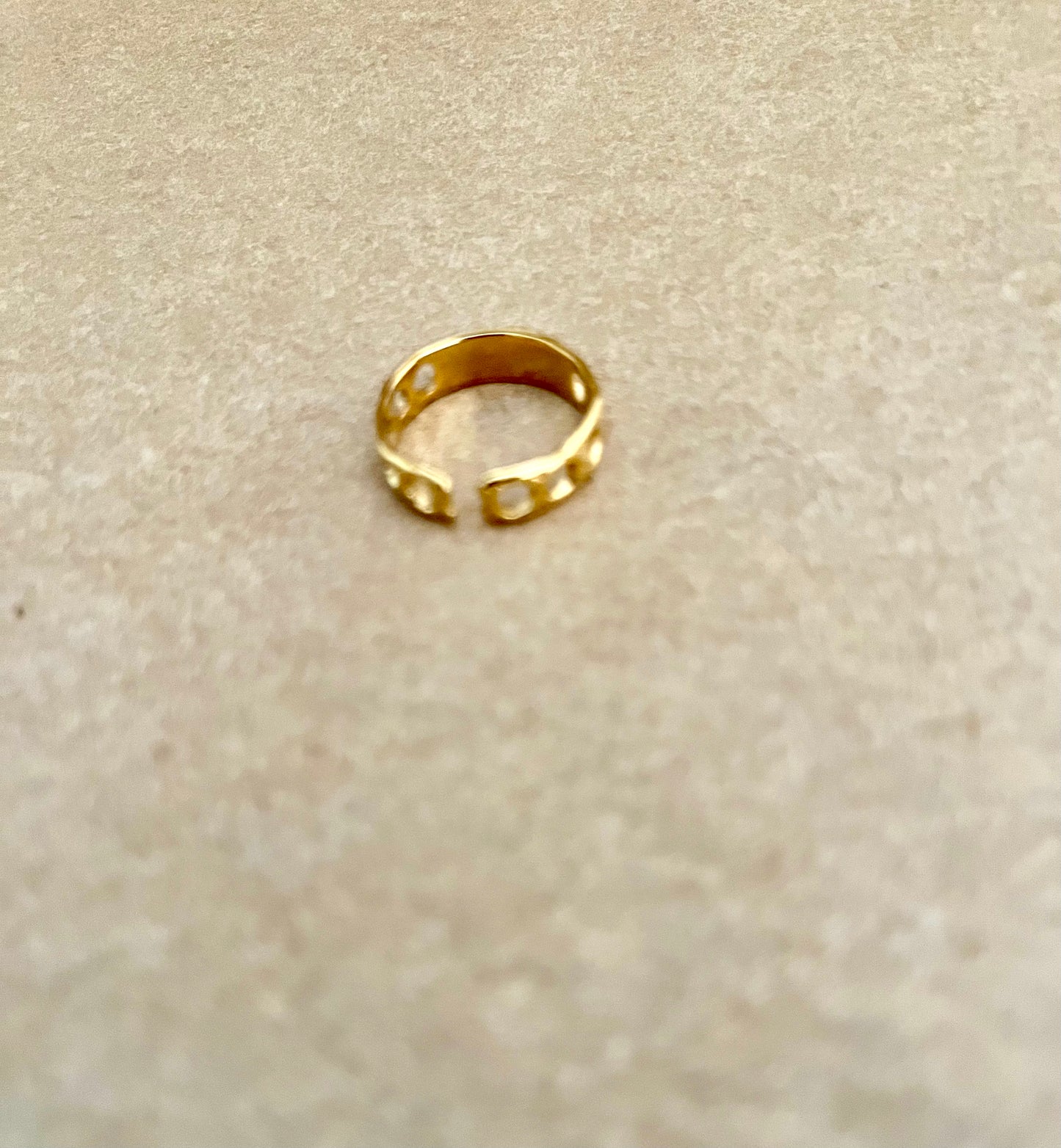 Justerbar ring med perler