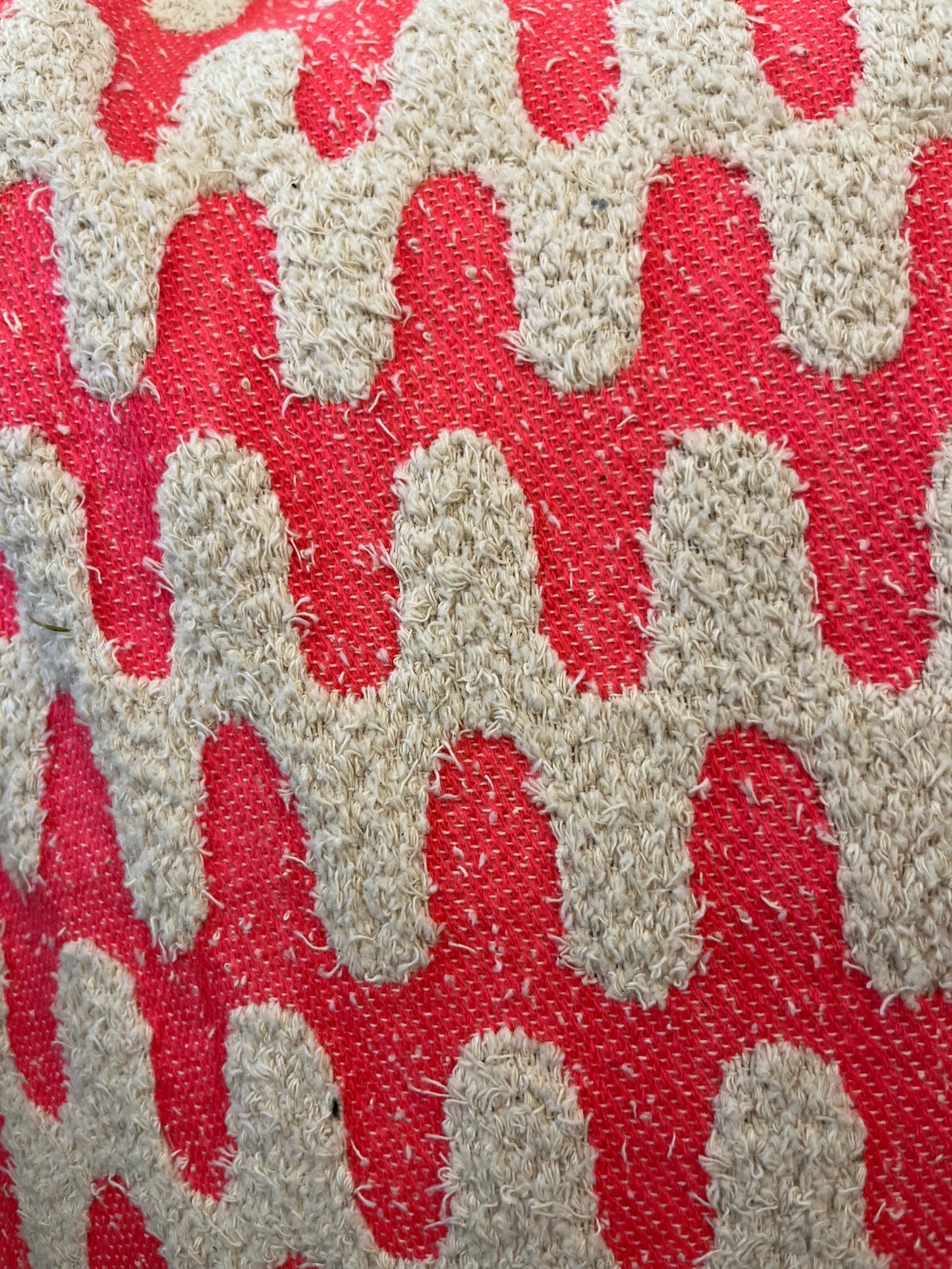 Pude i pink, med tuftet hvide bølger