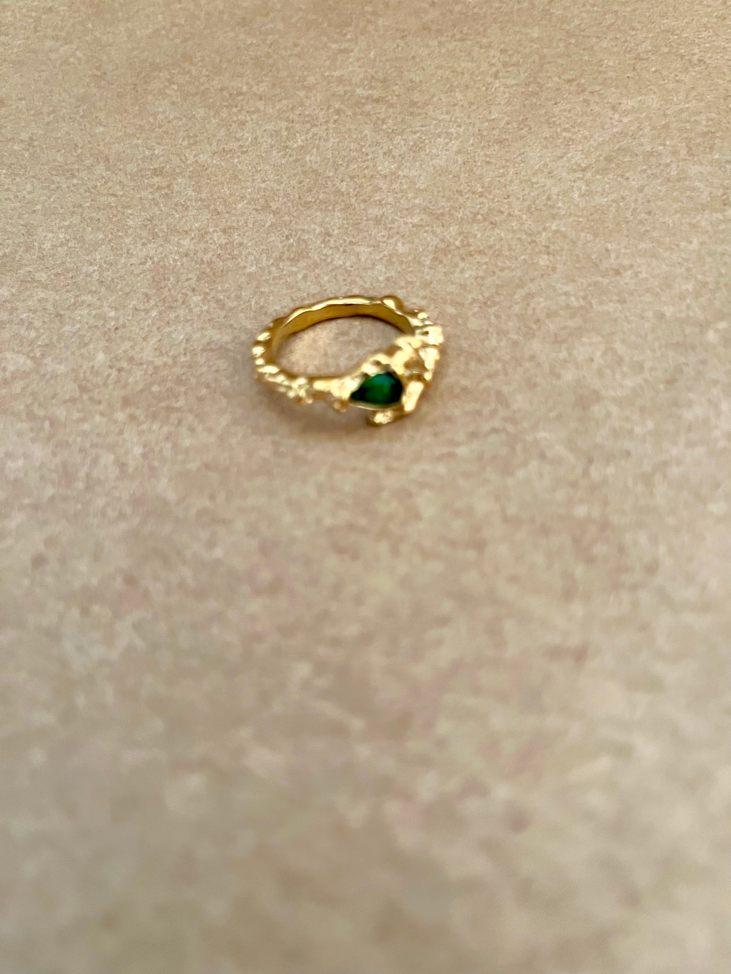 Åben ring med grøn sten
