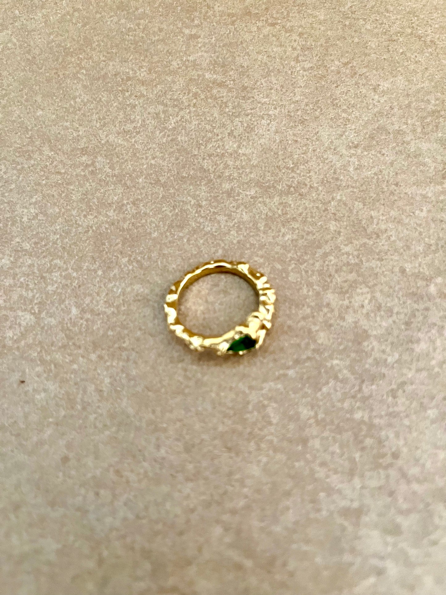 Åben ring med grøn sten