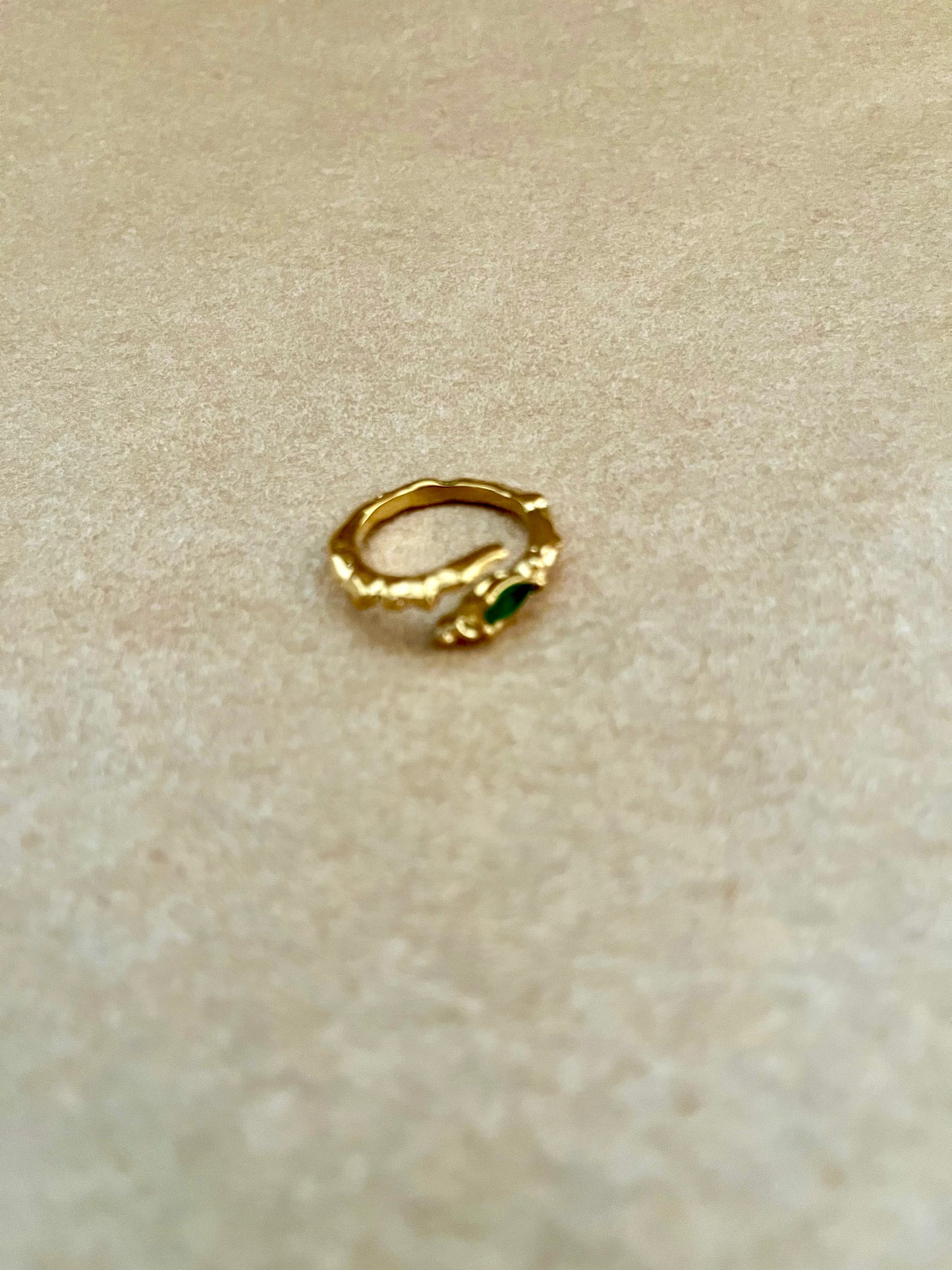 Åben ring med grøn sten