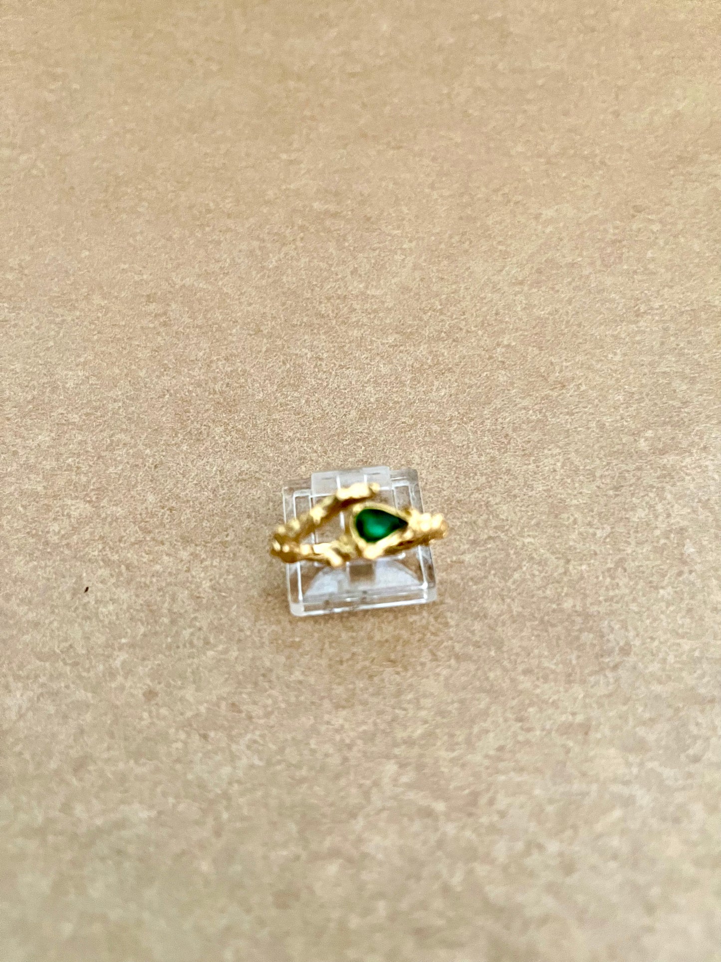 Åben ring med grøn sten