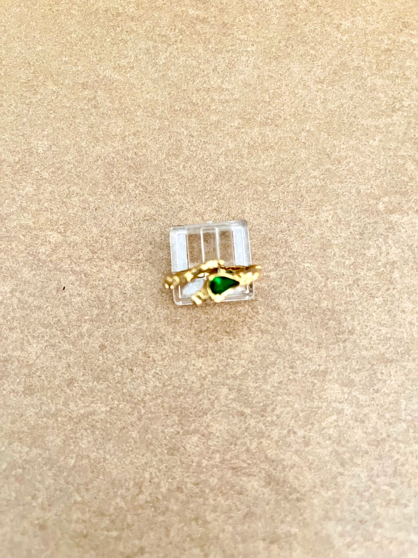 Åben ring med grøn sten