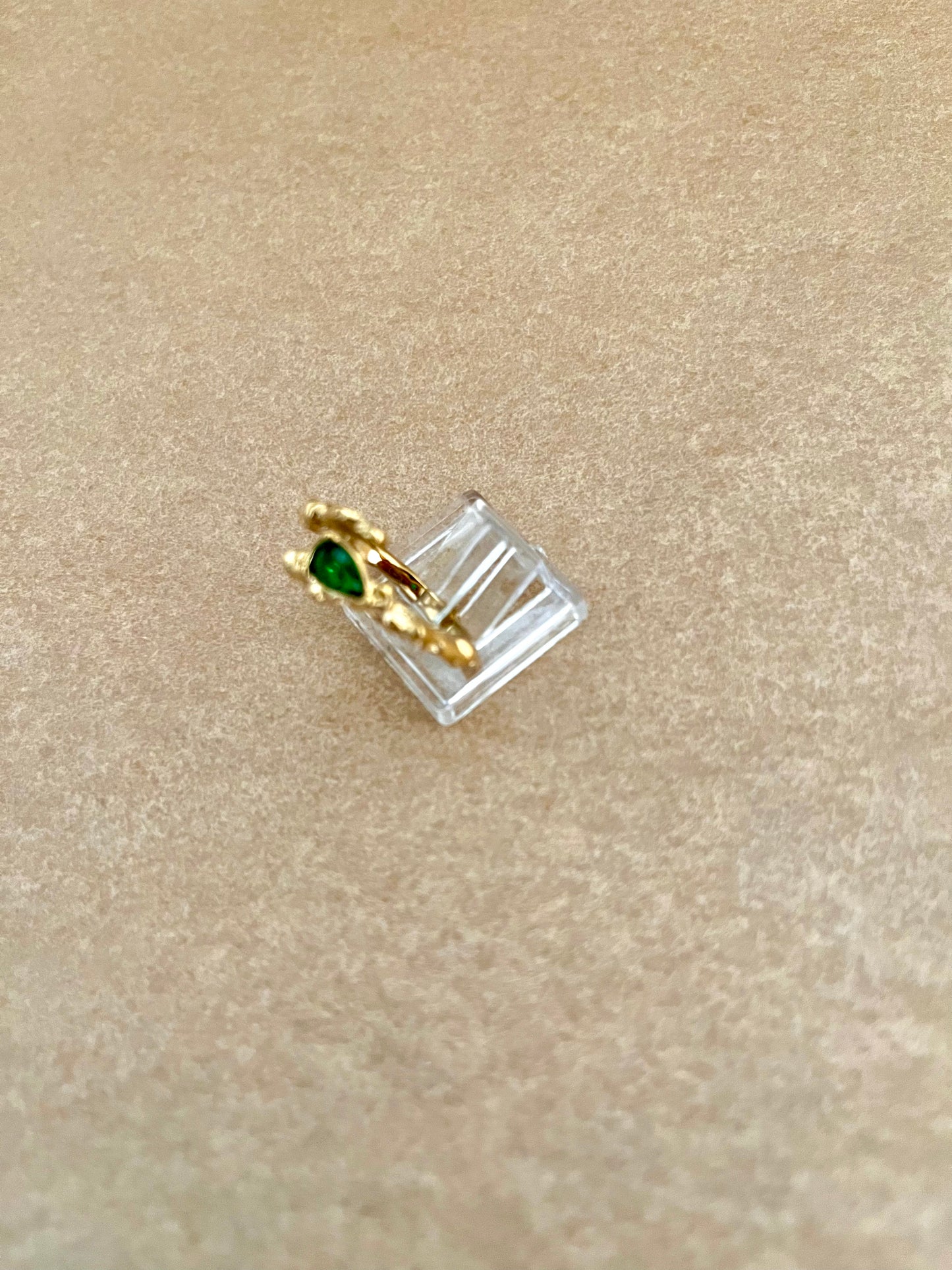 Åben ring med grøn sten