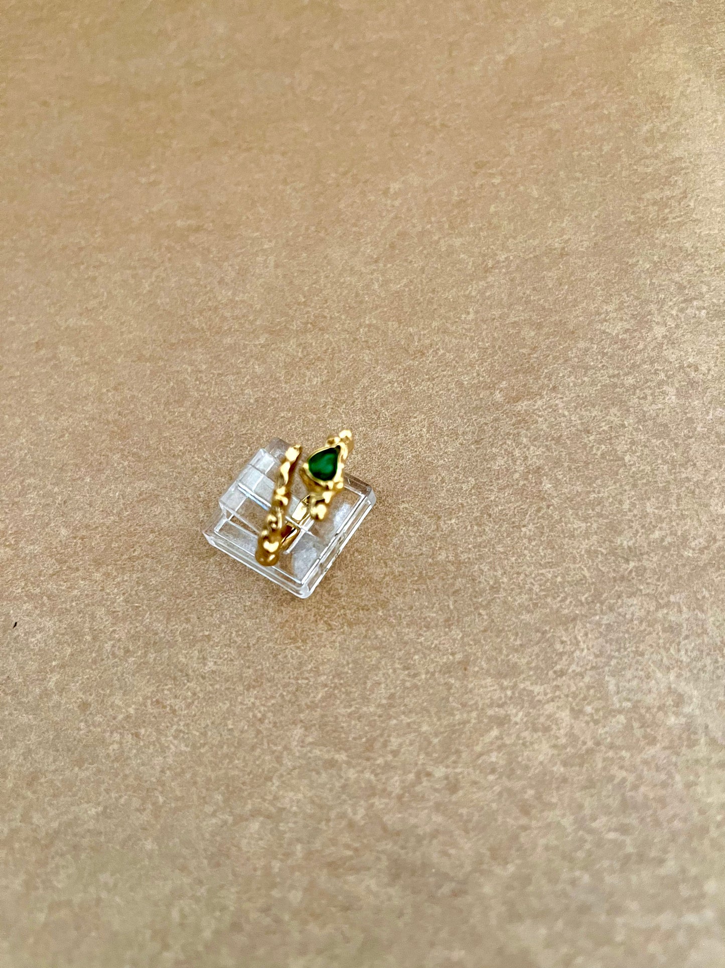Åben ring med grøn sten