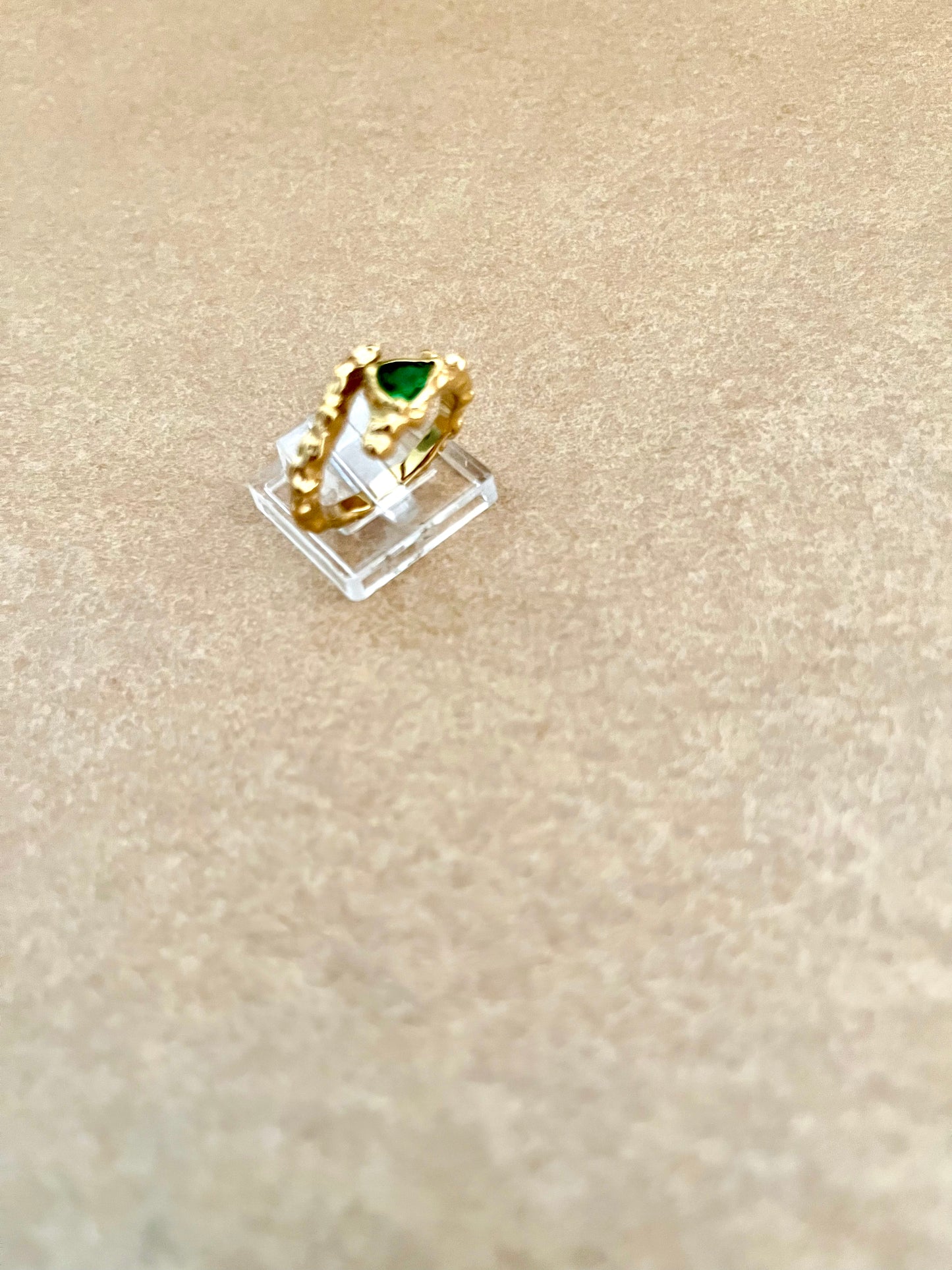 Åben ring med grøn sten