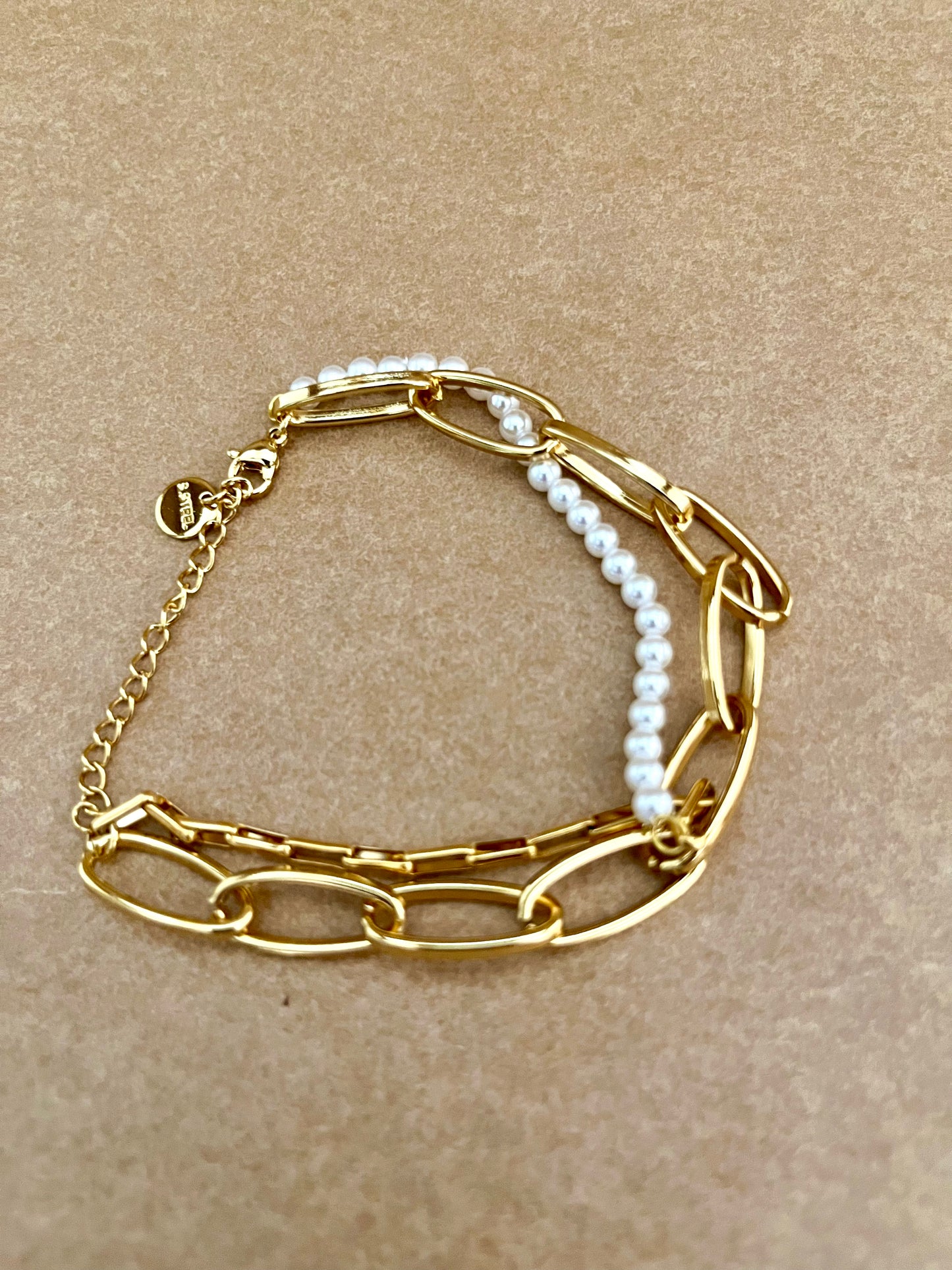 Armbånd med kæder og perler