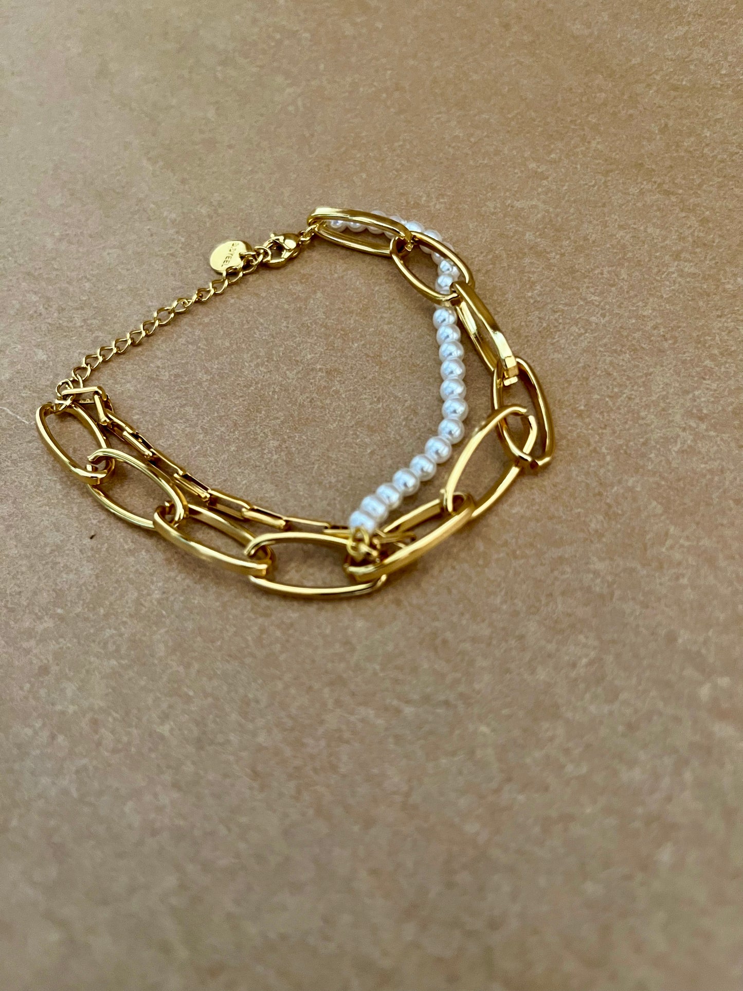 Armbånd med kæder og perler