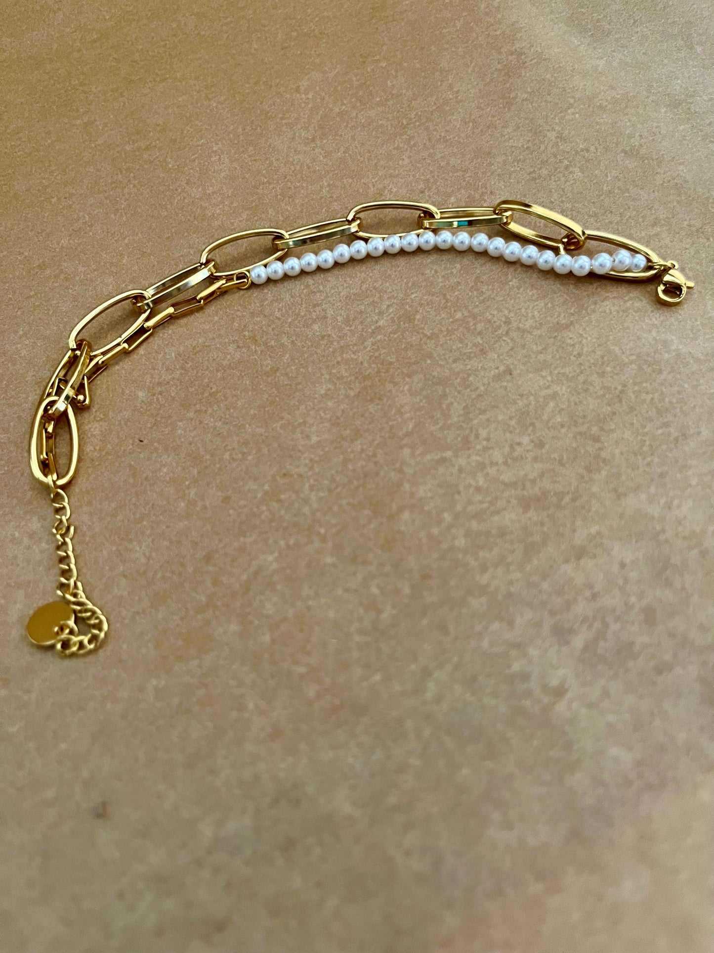 Armbånd med kæder og perler