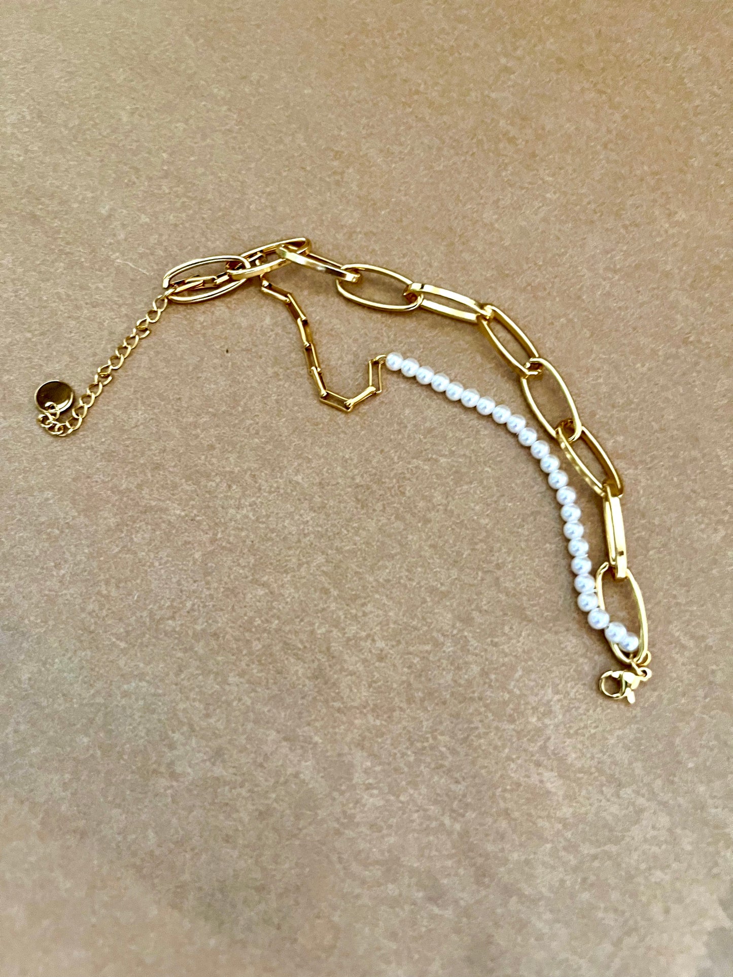 Armbånd med kæder og perler