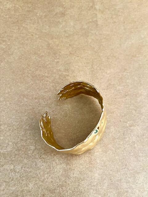 Bredt armbånd med tekstur