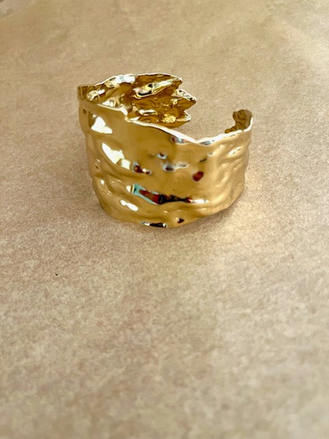 Bredt armbånd med tekstur