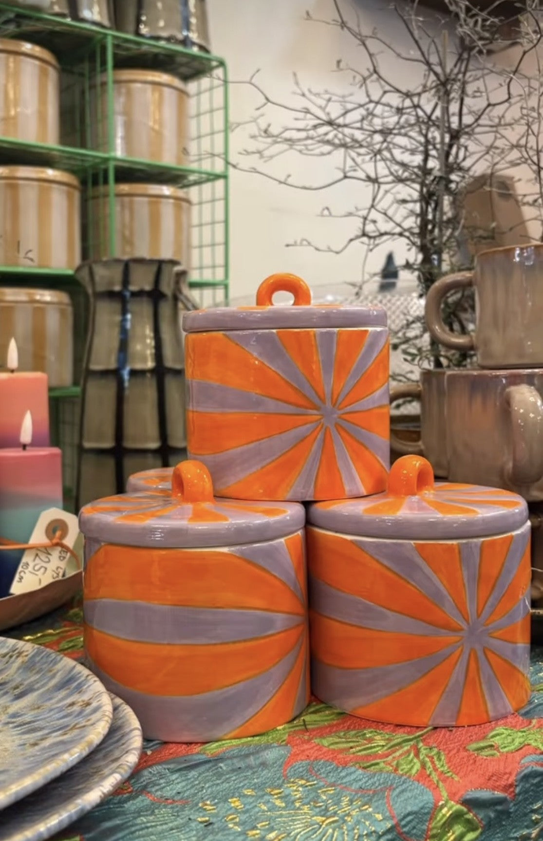 Bolchestribet keramik krukke orange / lilla mindst