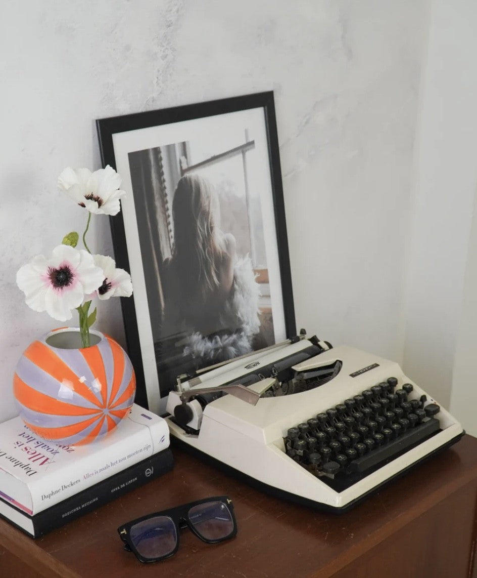 Bolchestribet keramik vase i orange / lilla mindst