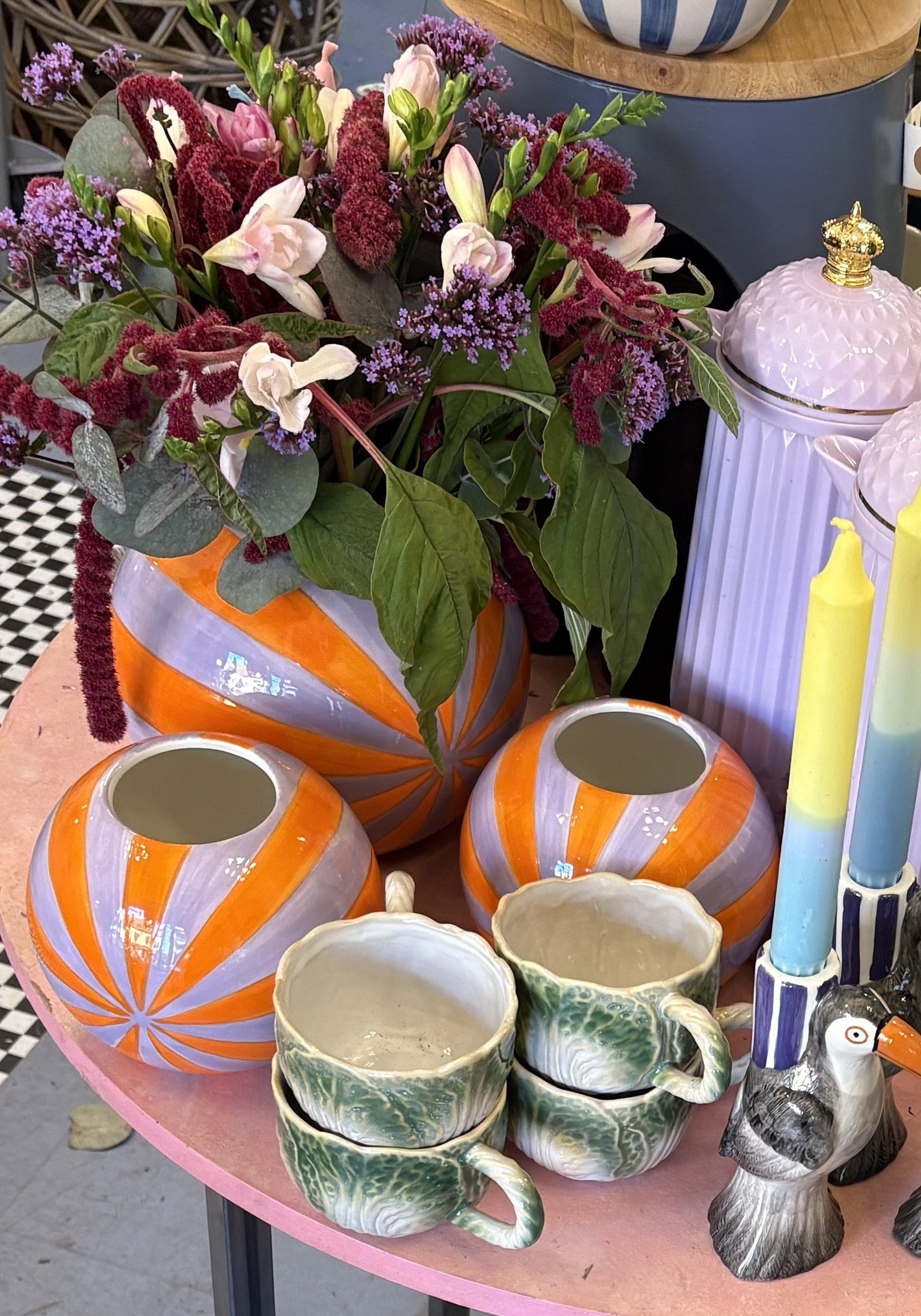Bolchestribet keramik vase i orange / lilla størst