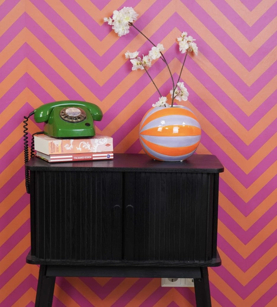 Bolchestribet keramik vase i orange / lilla størst