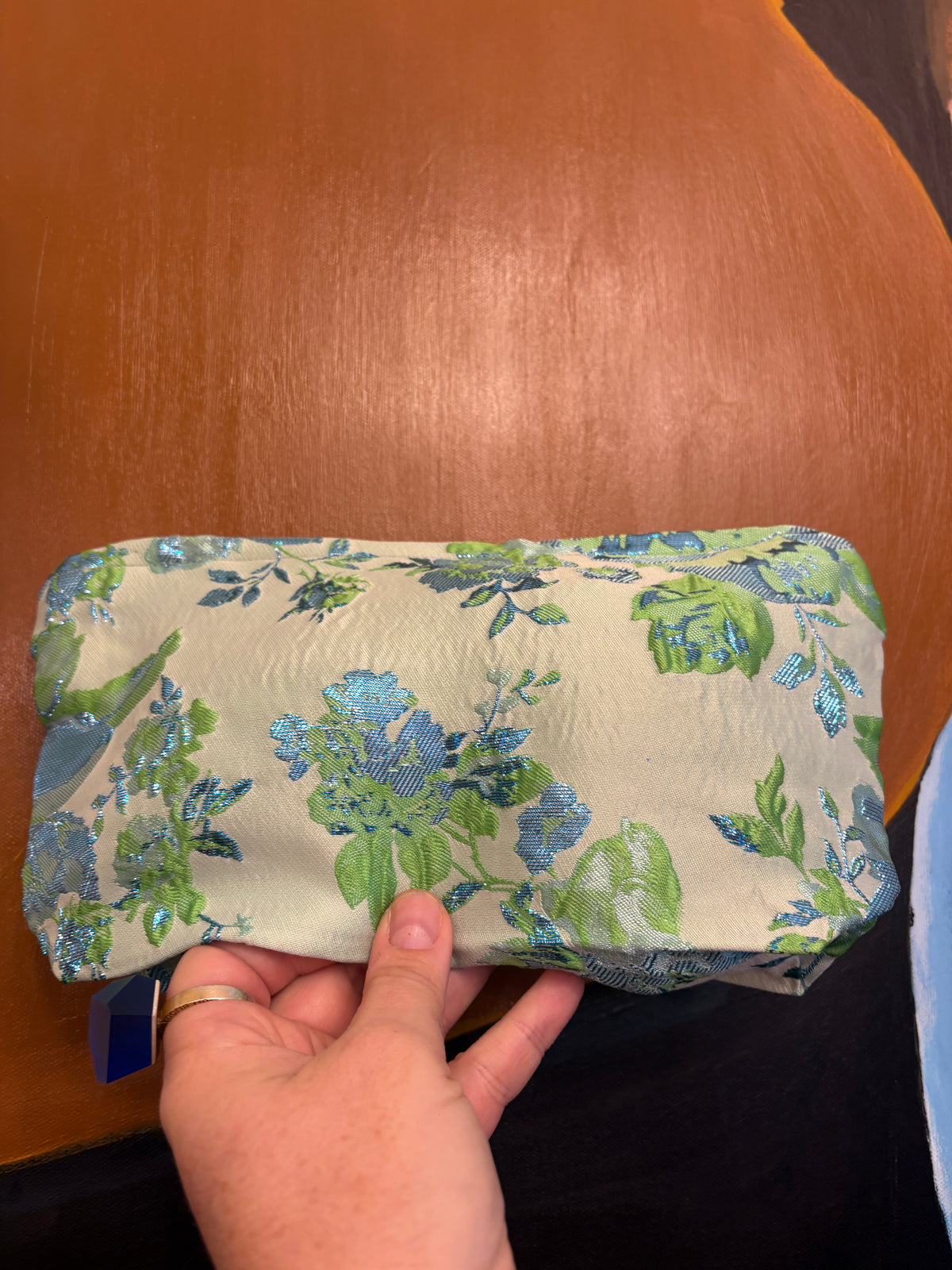 Stor Clutch i mint grøn med grønnest blå blomster / blade med glimmer | 27x18 cm