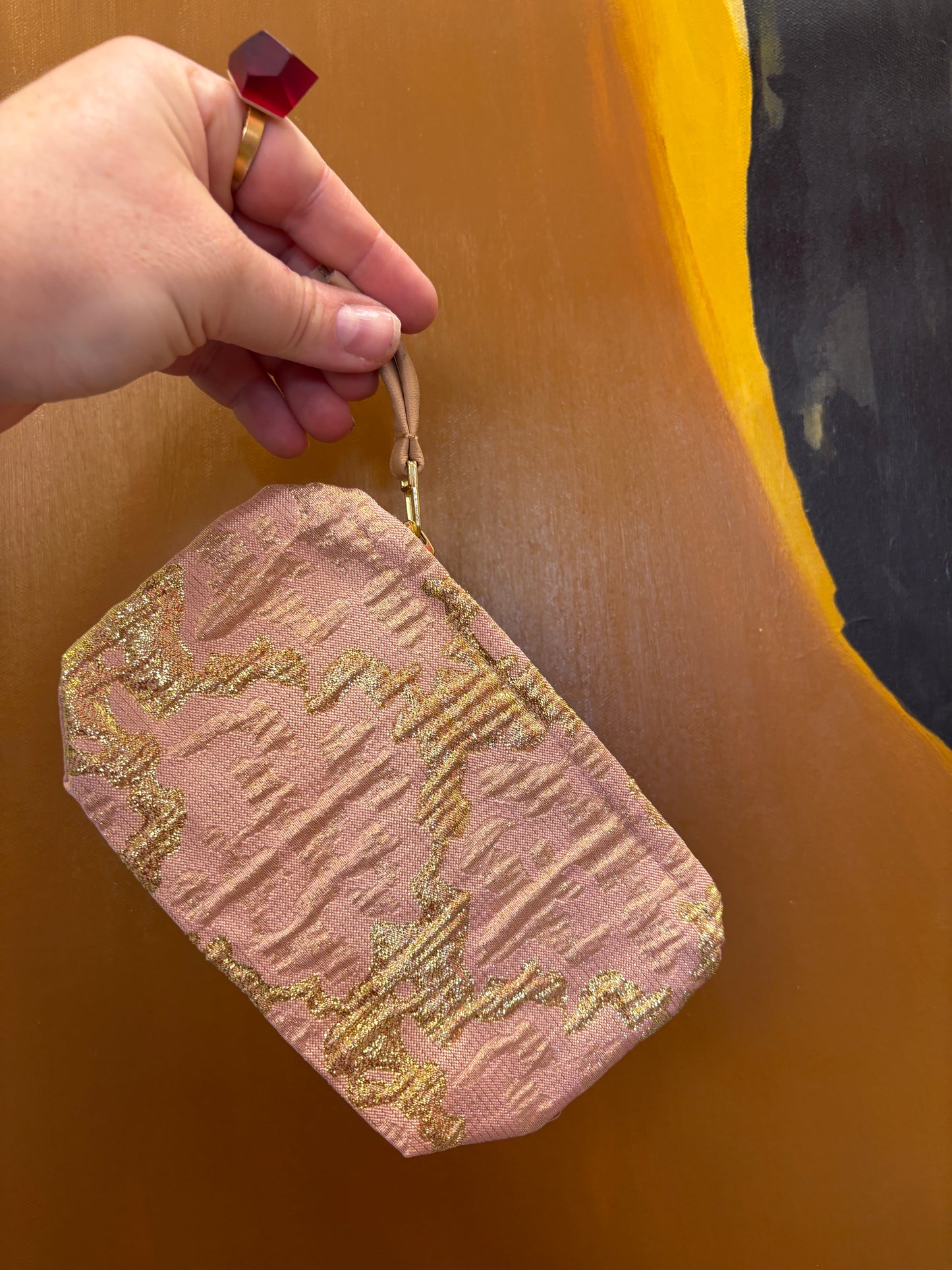 Lille clutch i lyserød med guld mønster | 18 x 14