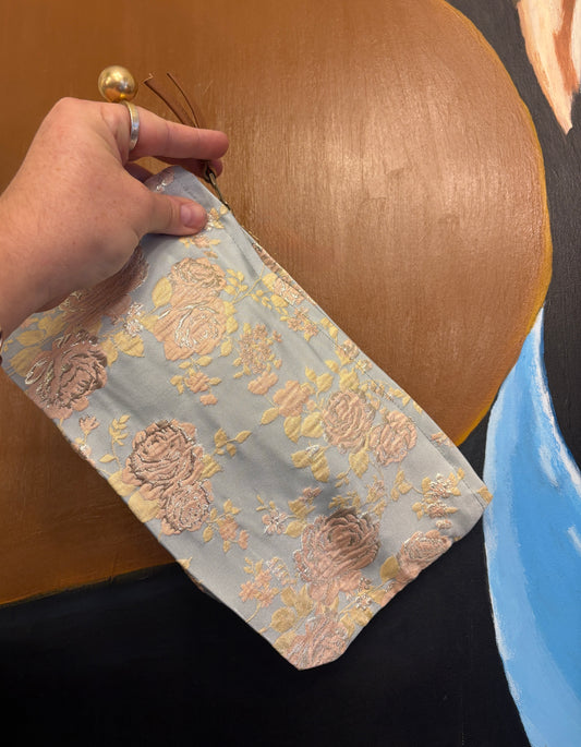 Stor Clutch i lyseblå med lyserøde blomster og glimmer | 27x18 cm