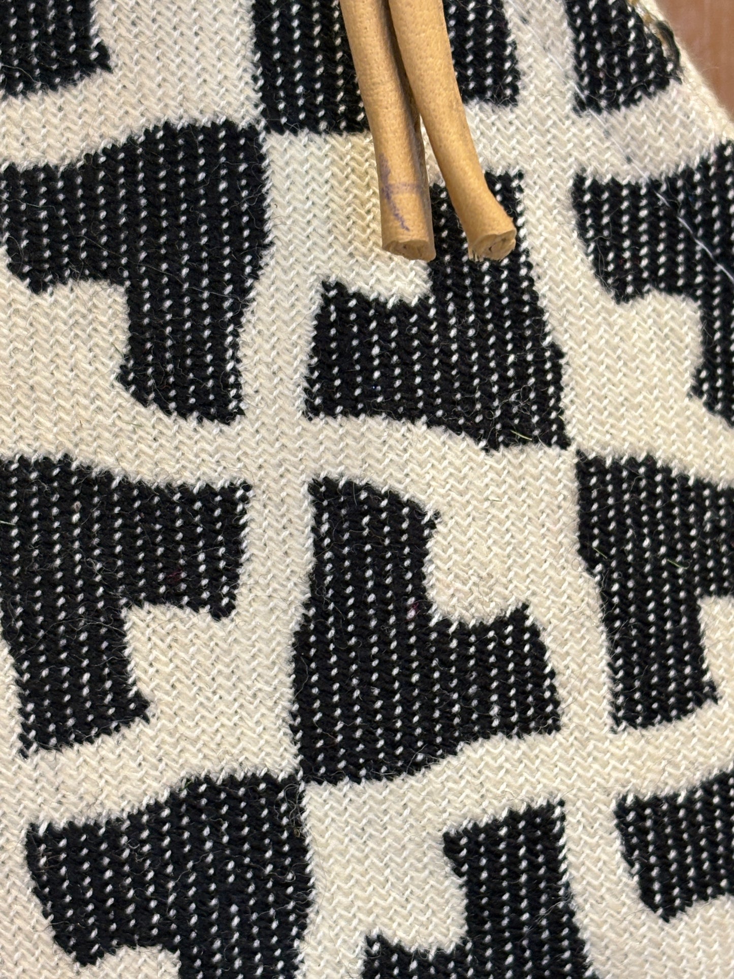 Lille clucht i hvid med sort mønster | 18 x 14 cm.