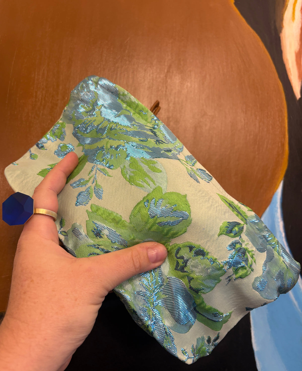 Stor Clutch i mint grøn med grønnest blå blomster / blade med glimmer | 27x18 cm