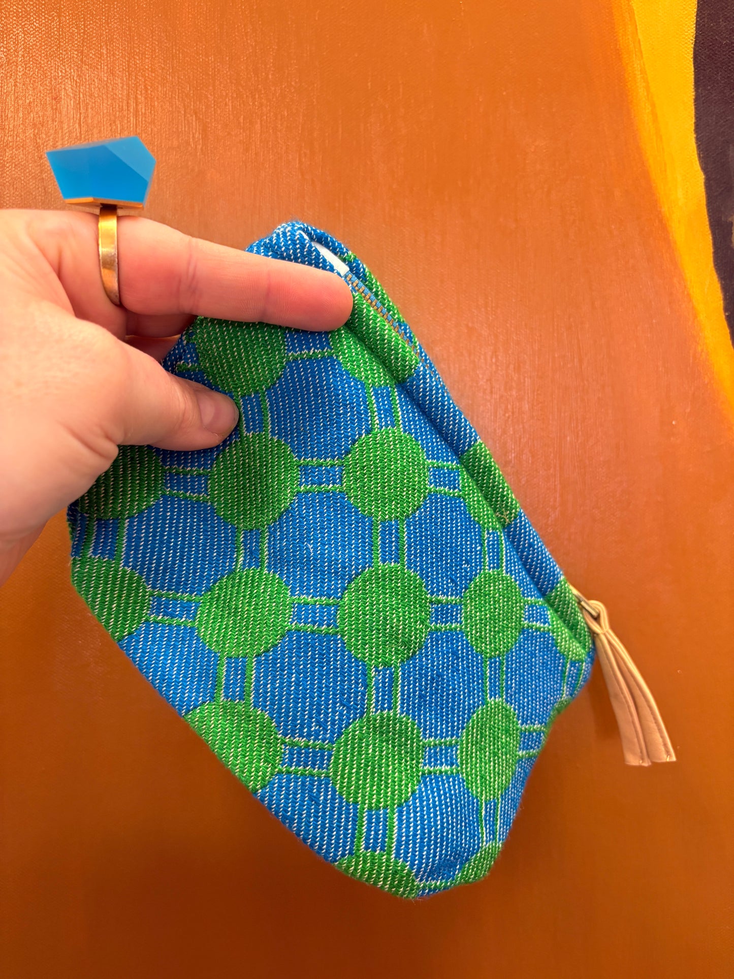 Lille clutch i mørke blå med grønne cirkler