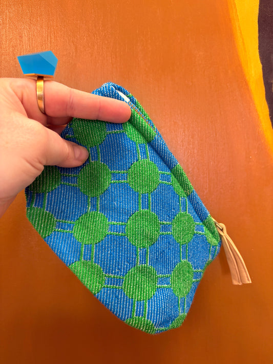 Lille clutch i mørke blå med grønne cirkler