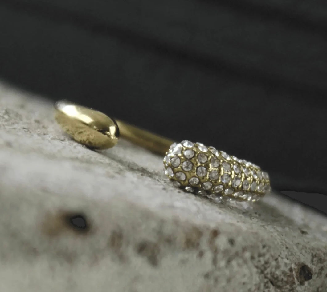 Funklende og elegant ring – 18 karat vandfast forgyldning