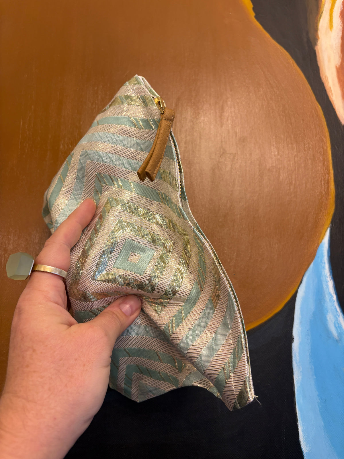Stor Clutch i hvid med blåt og grønt mønster med glimmer | 27x18 cm