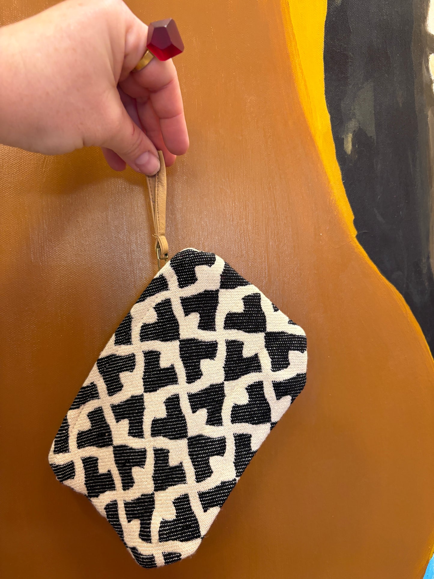 Lille clucht i hvid med sort mønster | 18 x 14 cm.