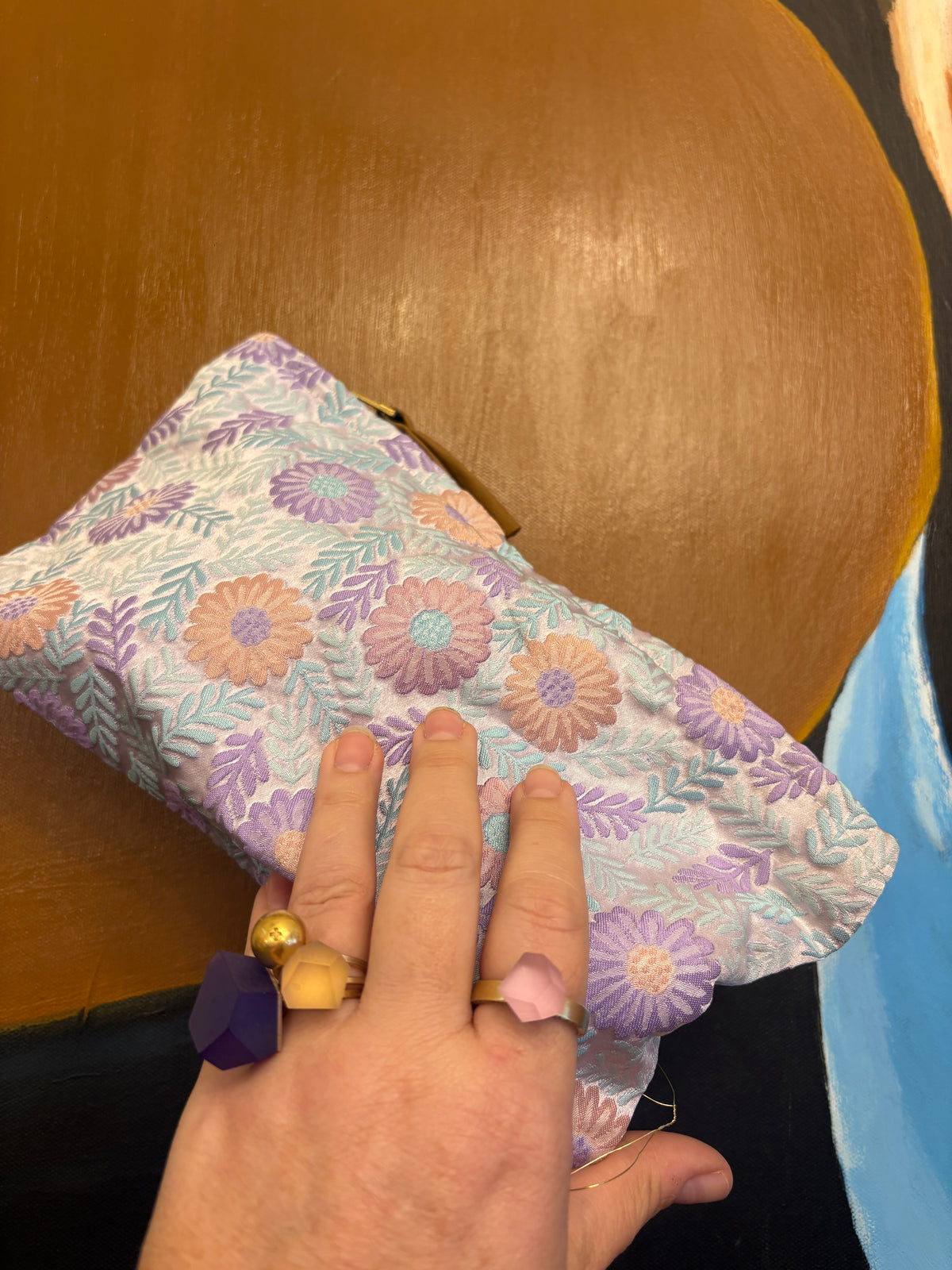 Stor Clutch med lilla og koral farve blomster samt blå og lilla blade | 27x18 cm
