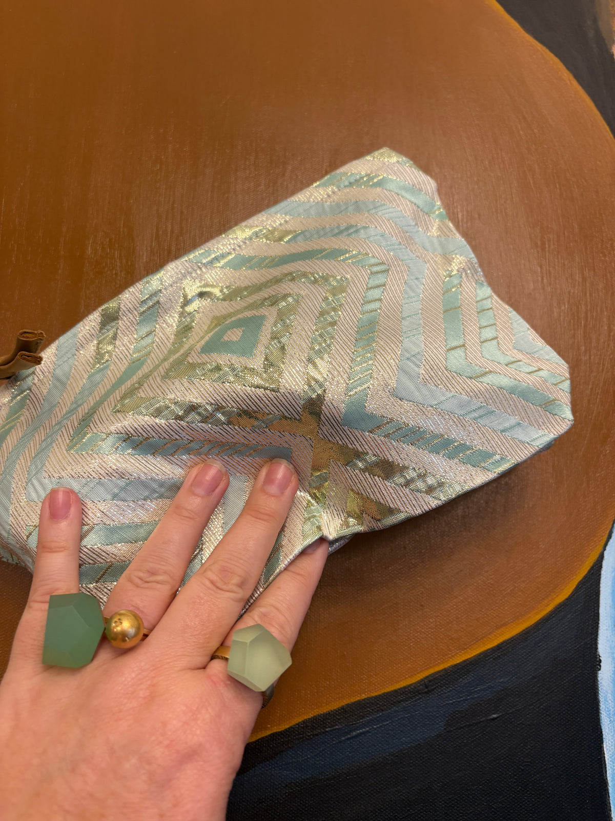 Stor Clutch i hvid med blåt og grønt mønster med glimmer | 27x18 cm