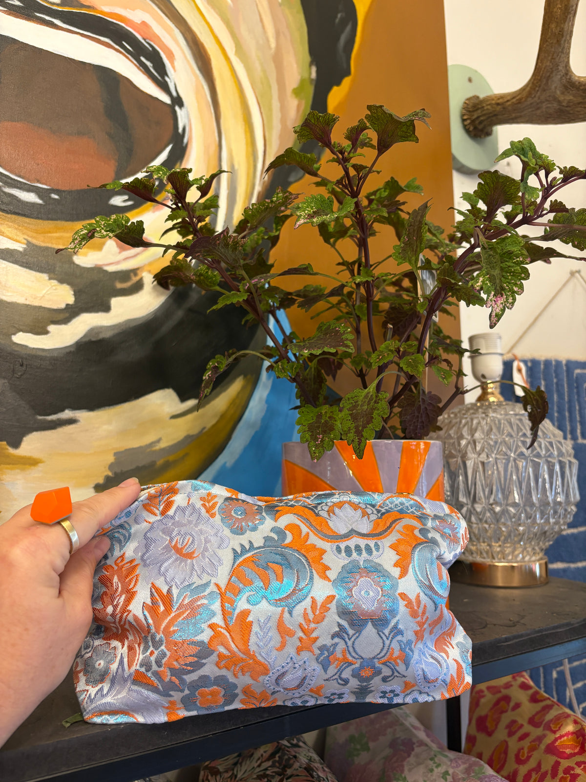 Stor Clutch i lyseblå med blåt og orange mønster og metal glimmer | 27x18 cm.