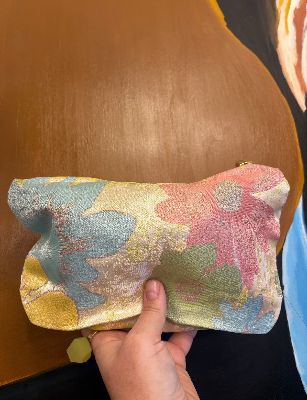 Stor Clutch med store blå, gule, grønne og koral farvede blomster  | 27x18 cm