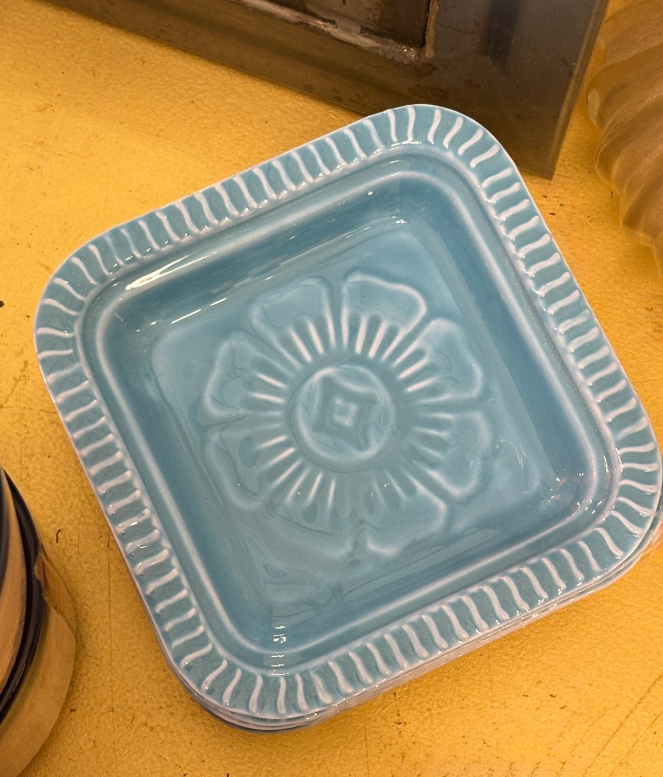 Lille blå metal bakke