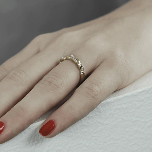 Snoet ring med zirkoner