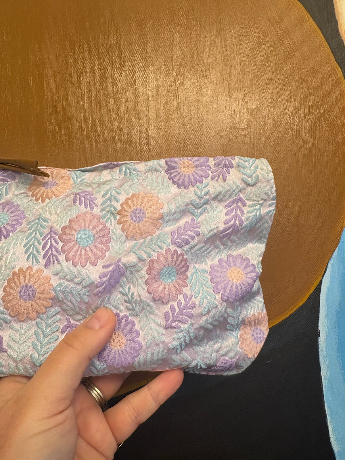Stor Clutch med lilla og koral farve blomster samt blå og lilla blade | 27x18 cm