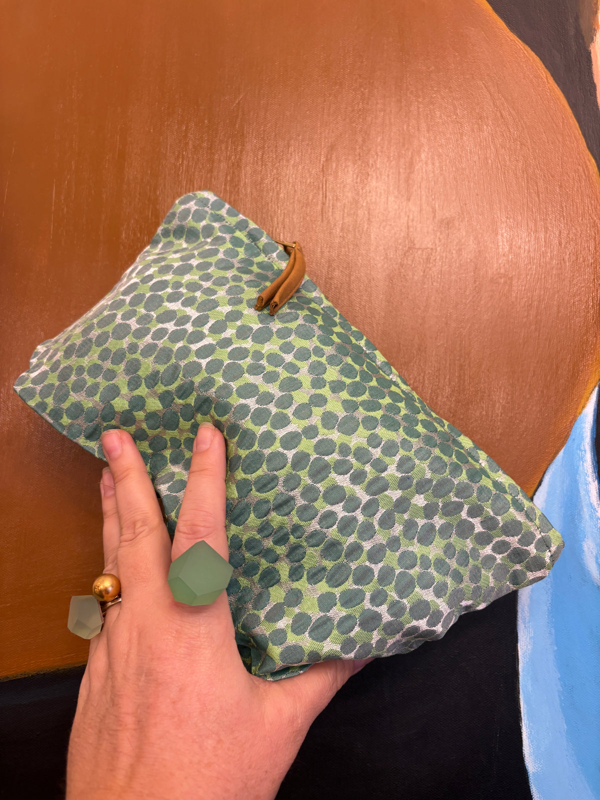 Stor Clutch i grøn med prikker | 27x18 cm