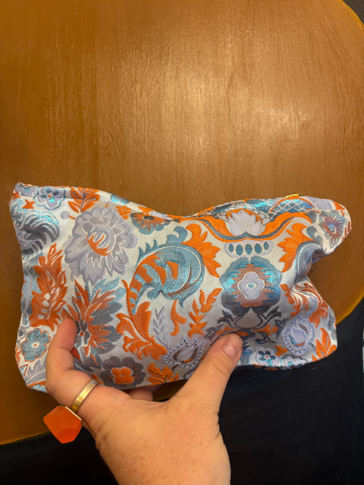 Stor Clutch i lyseblå med blåt og orange mønster og metal glimmer | 27x18 cm.