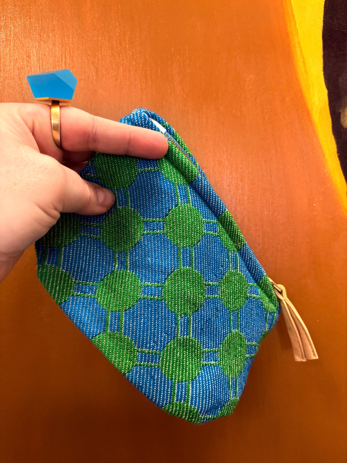 Lille clutch i mørke blå med grønne cirkler