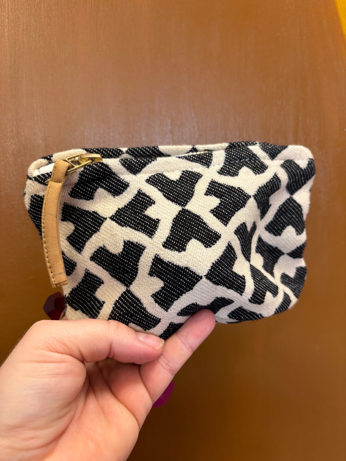 Lille clucht i hvid med sort mønster | 18 x 14 cm.