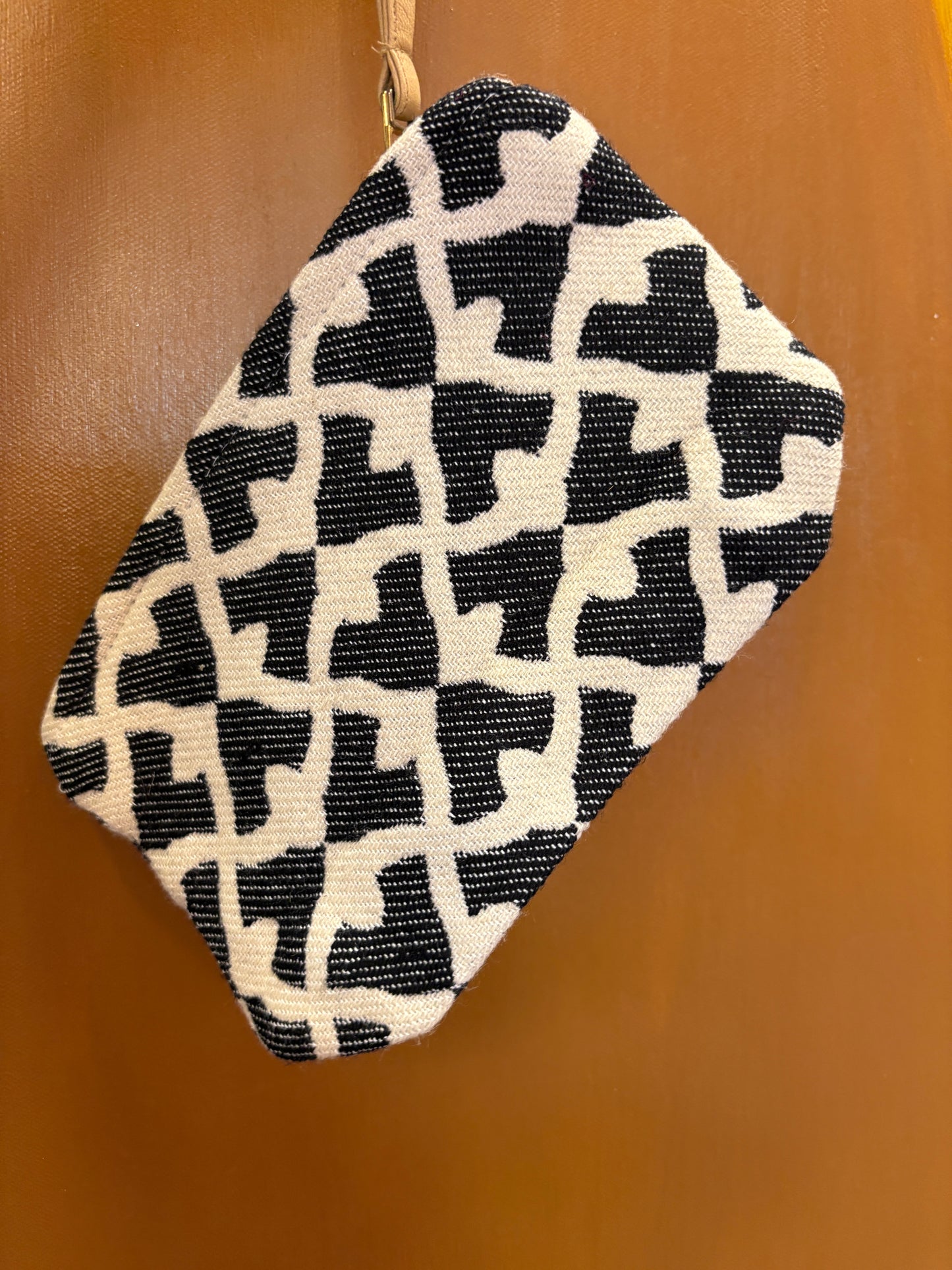 Lille clucht i hvid med sort mønster | 18 x 14 cm.