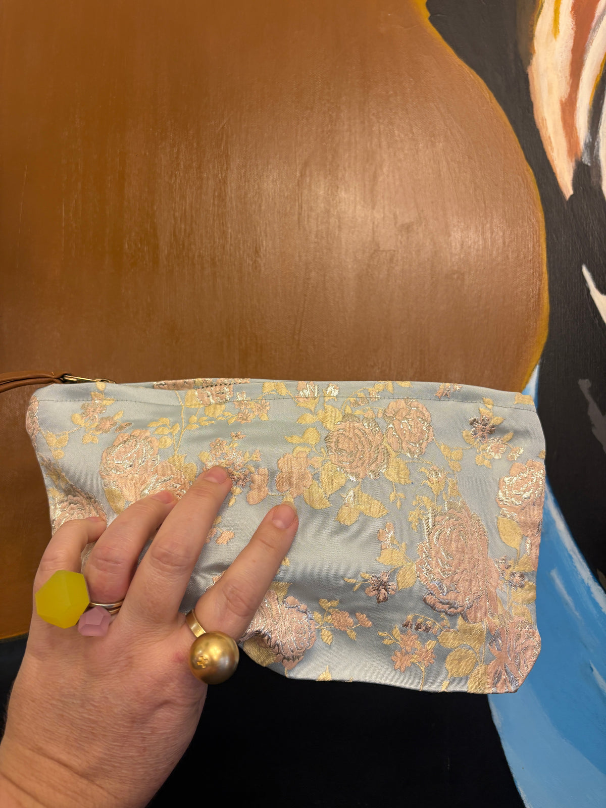 Stor Clutch i lyseblå med lyserøde blomster og glimmer | 27x18 cm